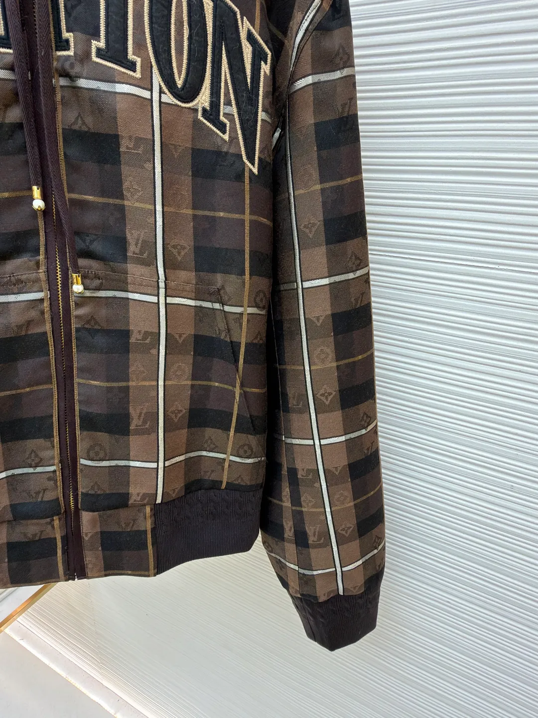 LOUIS VUITTON plaid hooded logo loose jacket ●Original version: Purchased and developed for 27300 ●Item number: 1682148-B70 ●Material: cotton mercerized fabric ●Technology: jacquard production ●Color: brown ●Version: fitted version ●Weight: about 890 grams ●Size: 48-50-52-54 ●Description: This zipper hoodie is made of sheep wool blended to lay out the seasonal Monogram Checked jacquard makes it a great choice for layering across seasons. A Vuitton felt patch sits at the chest, and the dressy hood has beaded drawstring tips. Available in matching trousers. Regular fit 83% sheep wool, 17% polyester Lining: 100% viscose Logo jacquard Felt logo patch on front, ribbed cuffs and hem Logo-lined zip closure Kangaroo pocket, drawstring hood with beaded drawstring ends. The overall wiring is straight and delicate, the fabric is comfortable and soft, and the color is consistent without color difference. It can be matched with the same style to create a fashionable look and control various occasions. Customized accessories, complete with three standards, same style for men and women!